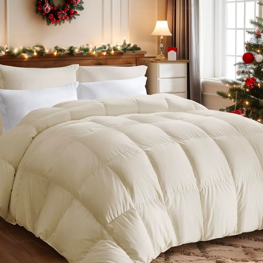 Puredown Feather and Goose Down Comforter in King size. Off white. New.